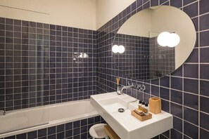 Apartamento superior, 2 habitaciones | Baño | Bañera, artículos de higiene personal de diseño y secador de pelo