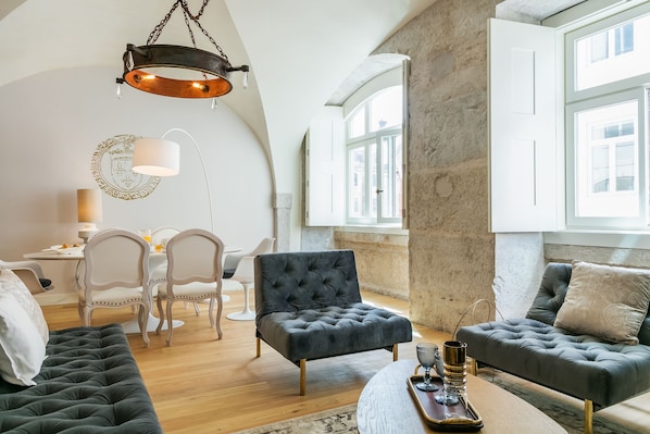 Loft Deluxe Grand | Living area | 43-inch flat-screen TV with cable channels, TV - Almaria Edifício da Corte (Lisbon)