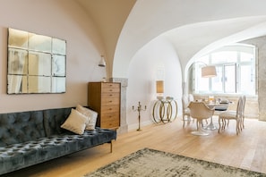 Loft Deluxe Grand | Living area | 43-inch flat-screen TV with cable channels, TV - Almaria Edifício da Corte (Lisbon)