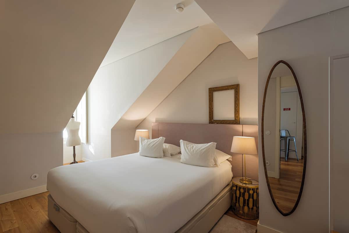 Hypo-allergenic bedding, in-room safe, laptop workspace, soundproofing