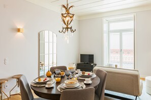 Apartamento Deluxe, 2 habitaciones, vistas al río | Zona de estar | Televisión de pantalla plana de 43 pulgadas con canales por cable