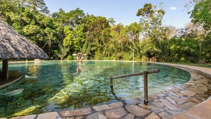 Piscina externa, guarda-sóis, espreguiçadeiras
