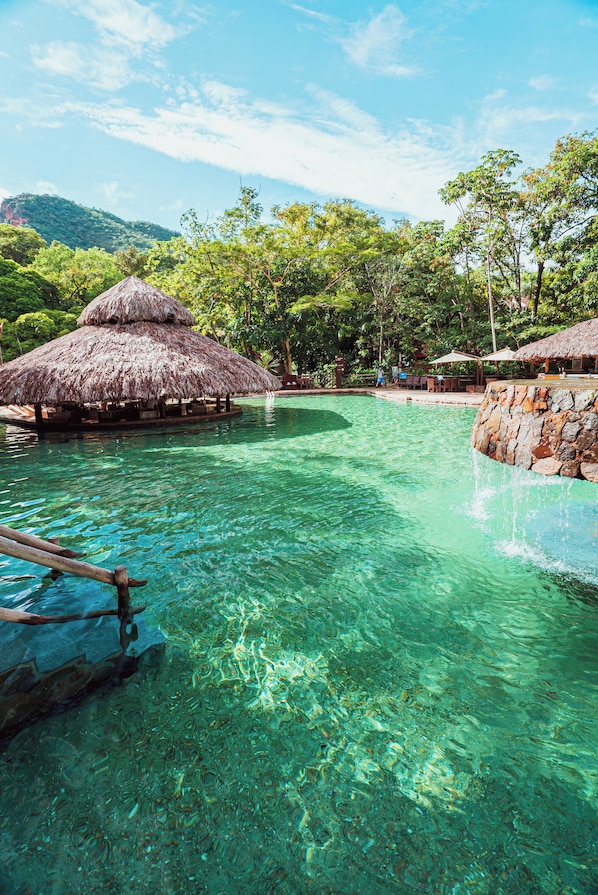 Piscine extérieure, parasols de plage, chaises longues
