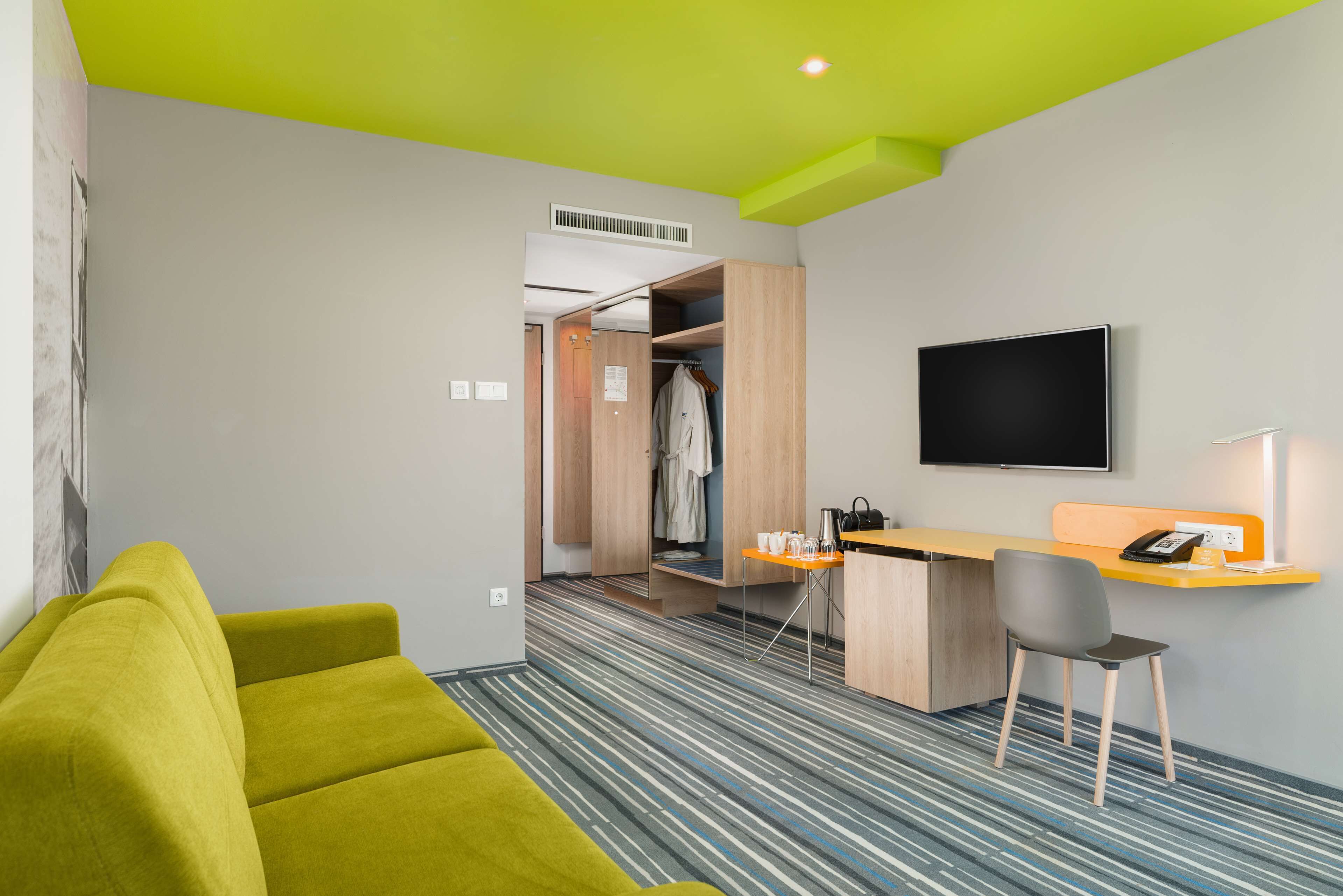 standard suite, 1 bedroom | 1 bedroom, minibar, in-room safe, desk