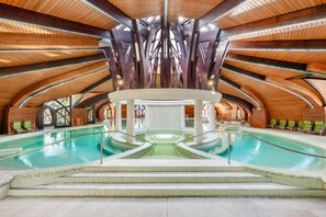 10 piscines couvertes, piscine extérieure (ouverte en saison)