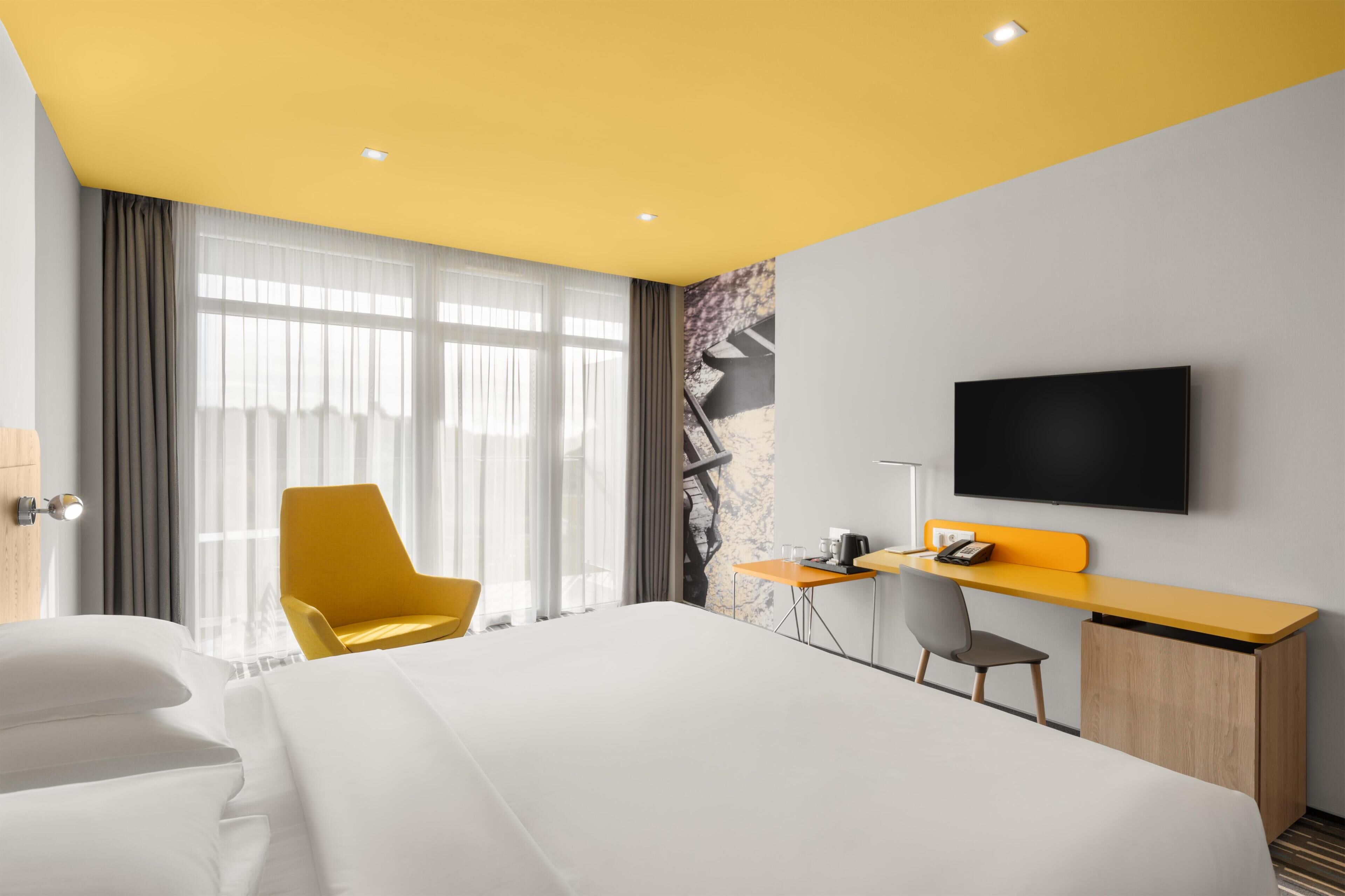 Standard Room | Minibar, in-room safe, desk, soundproofing