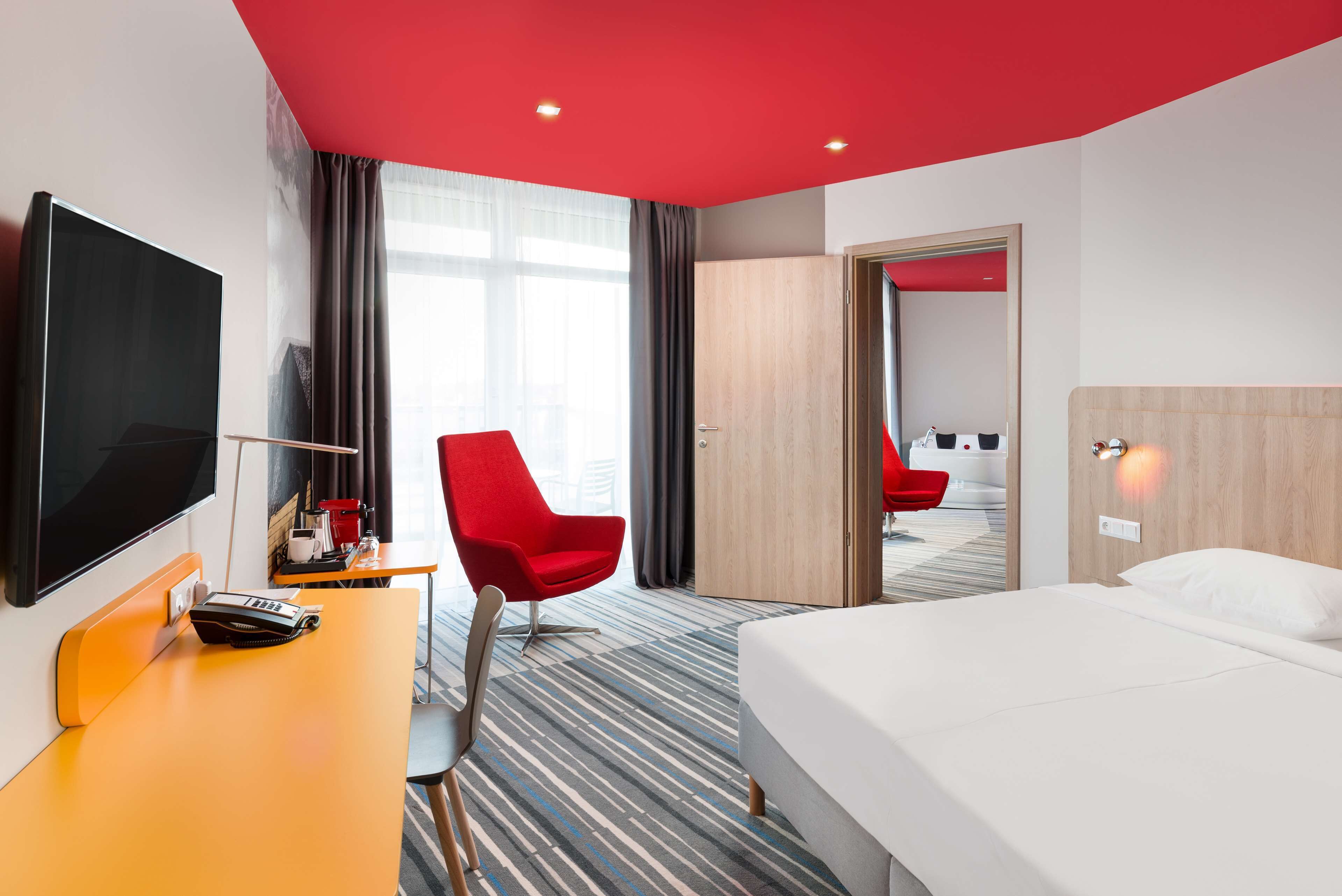 มินิบาร์, ตู้นิรภัยในห้องพัก, โต๊ะทำงาน, ห้องเก็บเสียง