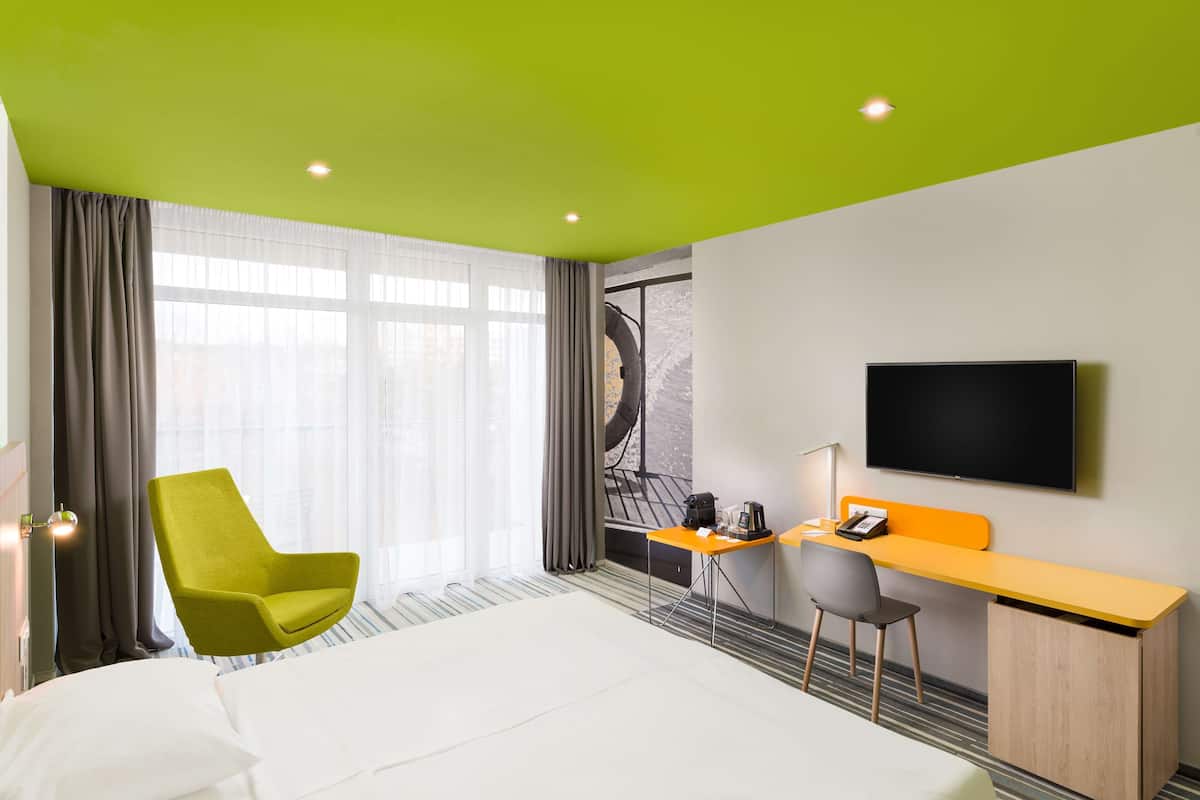 Standard Room | 1 bedroom, minibar, in-room safe, desk
