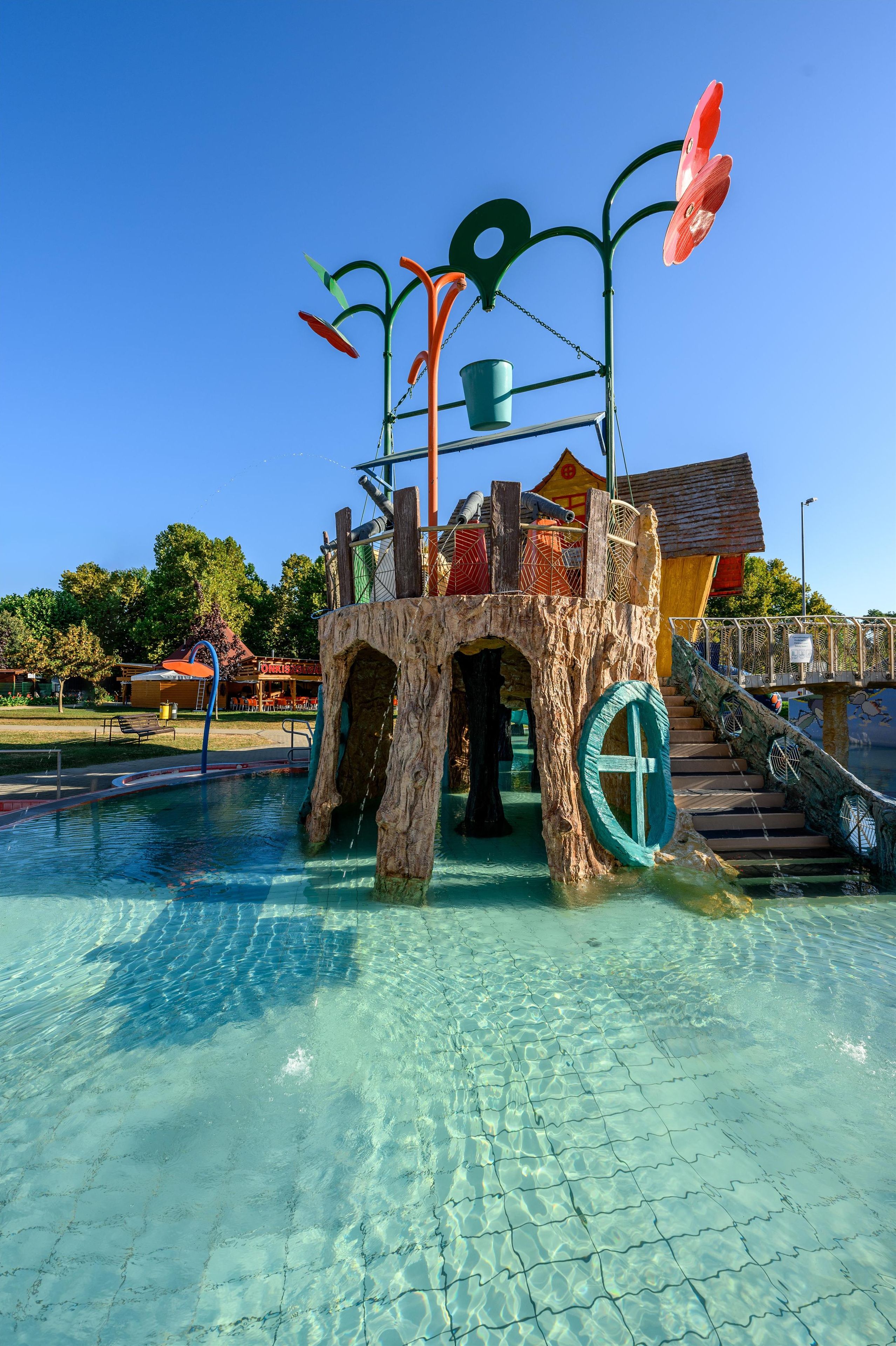 10 piscines couvertes, piscine extérieure (ouverte en saison)