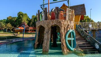 10 piscines couvertes, piscine extérieure (ouverte en saison)