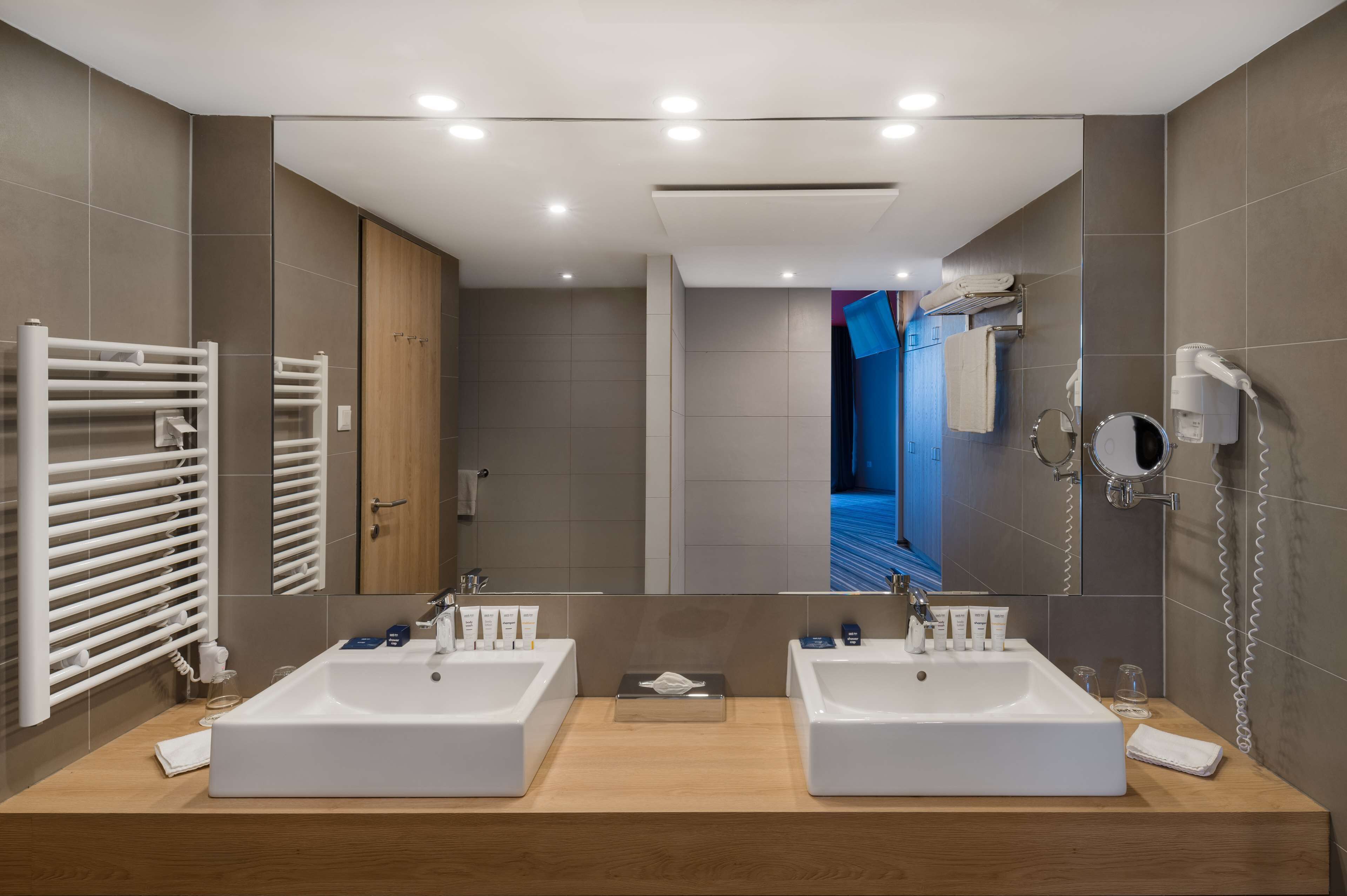 standard suite, 1 bedroom | bathroom | free toiletries, hair dryer, towels