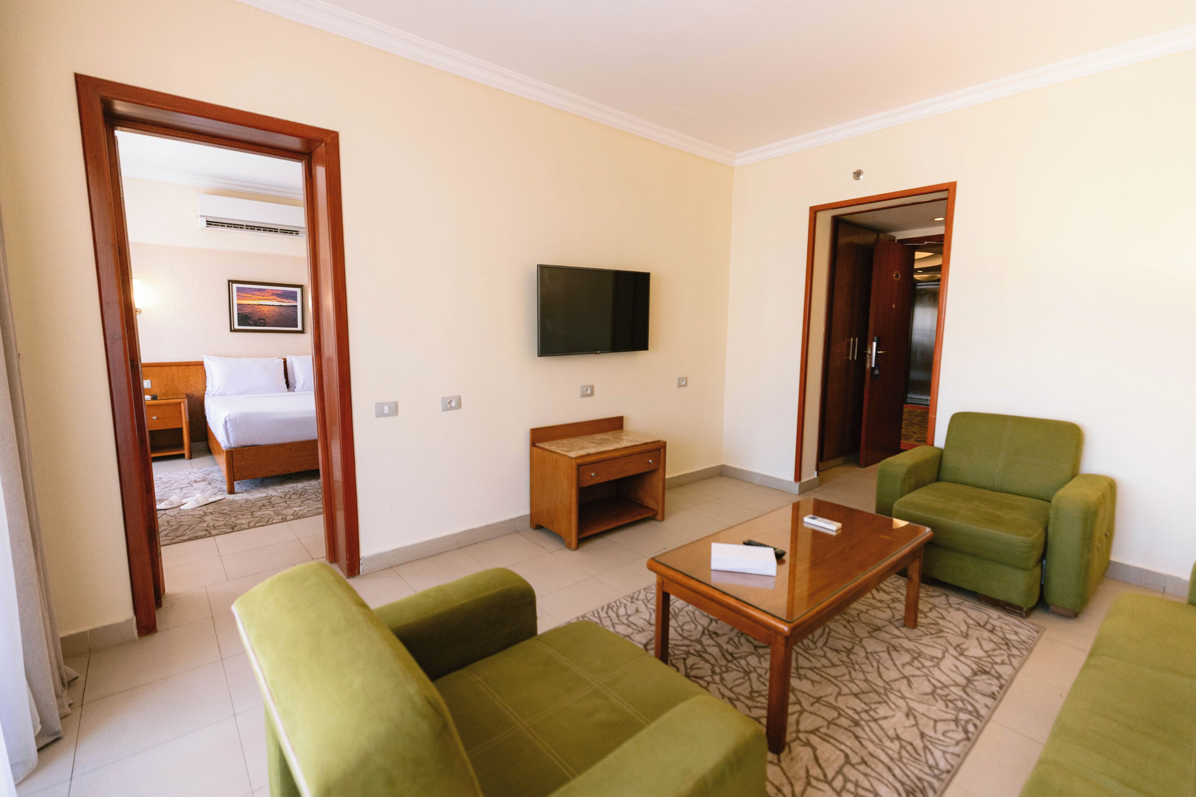 Phòng Suite Junior | Minibar, két bảo mật tại phòng, bàn, màn/rèm cản sáng 