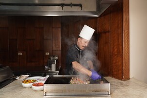 Se sirven almuerzos y cenas, cocina internacional