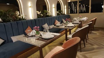 供应午餐和晚餐,国际美食