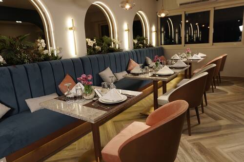 Serveert lunch en diner, internationale gerechten
