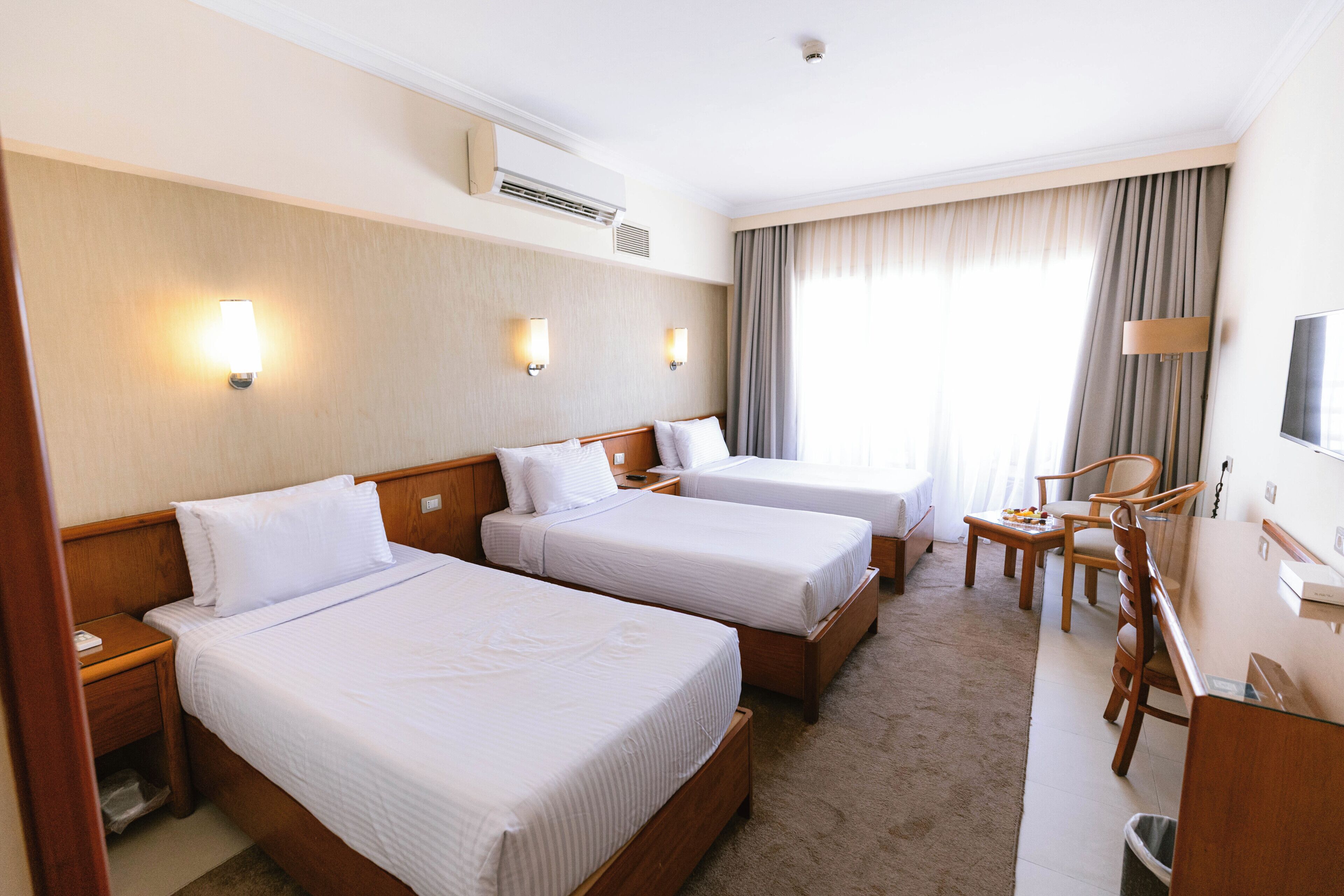 Phòng 3 Tiêu chuẩn | Minibar, két bảo mật tại phòng, bàn, màn/rèm cản sáng 