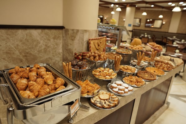 Lunch and dinner served, international cuisine