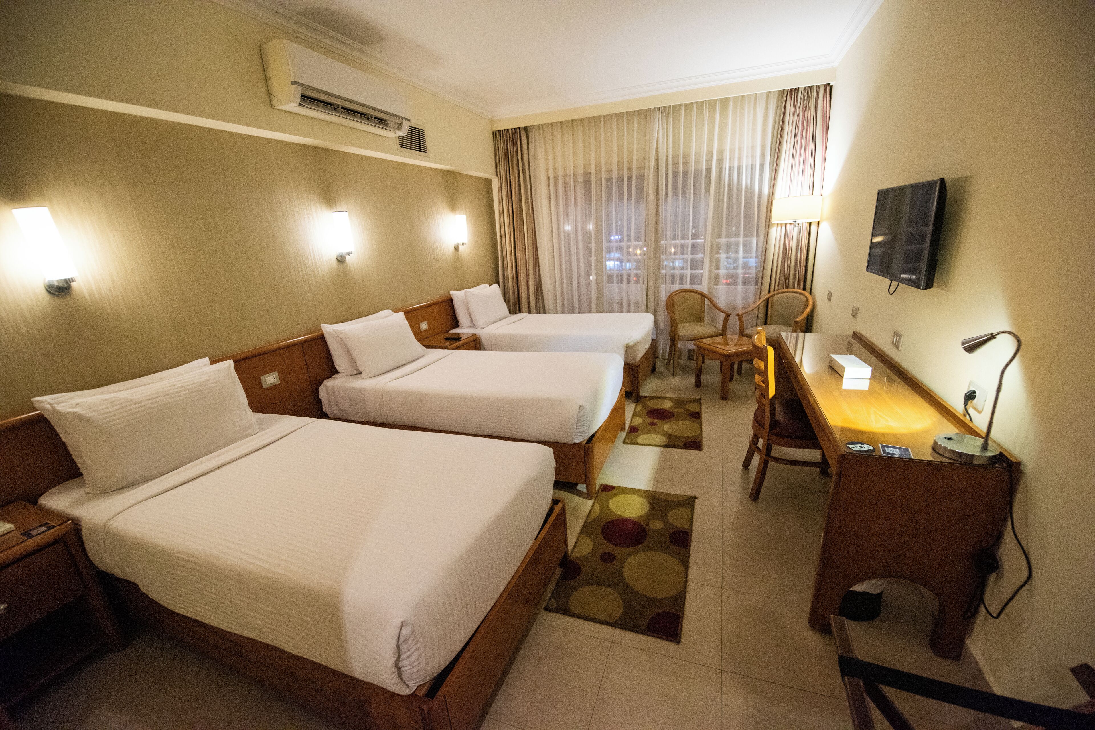 ميني بار وخزنة داخل الغرفة ومكتب وستائر تعتيم