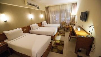 ميني بار وخزنة داخل الغرفة ومكتب وستائر تعتيم