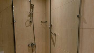 Eine Duschkabine mit Handbrause, Wandarmatur und separater Handbrause.
