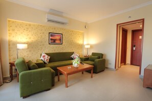 小型套房 | 客厅 | 32-英寸纯平电视 （配备卫星频道）、电视