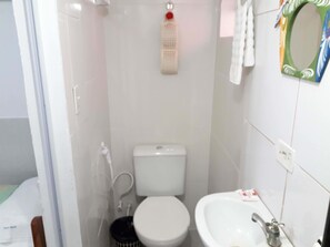 Executive Room | Bathroom | Shower, free toiletries, towels - Pousada Porto Marola (Ipojuca)