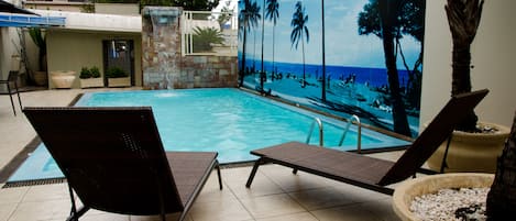 Una piscina al aire libre
