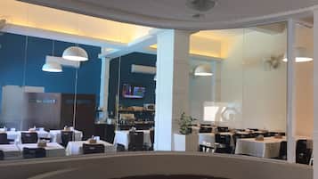 Café da manhã com buffet grátis todos os dias