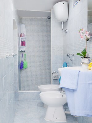 Classic House, 1 Bedroom, Non Smoking | Bathroom | Shower, rainfall showerhead, free toiletries, hair dryer - Bed & Breakfast Santa Caterina (Ercolano)
