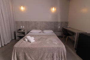 Quarto casal superluxo | Roupas de cama antialérgicas, frigobar, escrivaninha, cortinas blackout