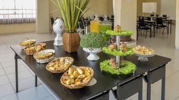 Café da manhã com buffet grátis todos os dias