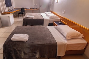 Habitación triple de lujo | Ropa de cama hipoalergénica, minibar, escritorio y cortinas opacas