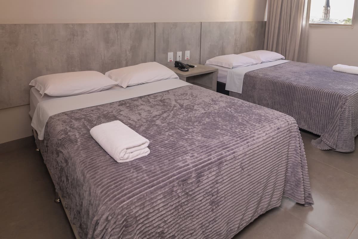 Ropa de cama hipoalergénica, minibar, escritorio y cortinas opacas