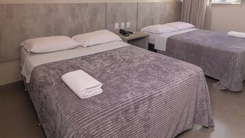 Roupas de cama antialérgicas, frigobar, escrivaninha, cortinas blackout