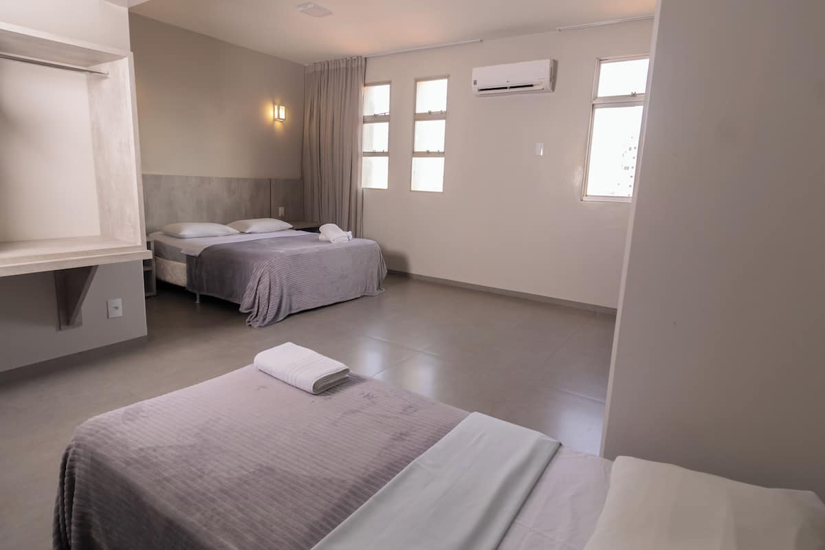 Ropa de cama hipoalergénica, minibar, escritorio y cortinas opacas