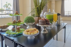 Café da manhã com buffet grátis todos os dias