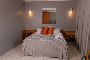 Hypo-allergenic bedding, minibar, desk, blackout drapes - Hotel Honorato (Rio Verde)