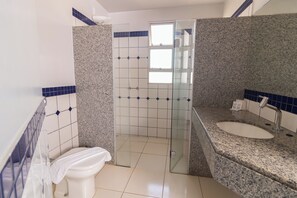 Deluxe Twin Room | Bathroom | Shower, rainfall showerhead, hair dryer, towels - Hotel Honorato (Rio Verde)