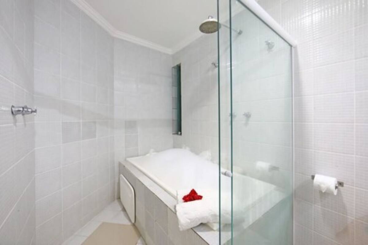 Appartamento familiare, 2 camere da letto, idromassaggio, di fronte alla spiaggia | Bagno | Doccia, set di cortesia gratuito, asciugacapelli, asciugamani