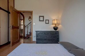 Double Room | Bathroom | Shower, free toiletries, towels