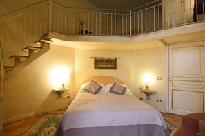 1 bedroom, desk, blackout curtains, soundproofing