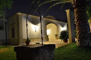 Fachada de la propiedad por la tarde o noche