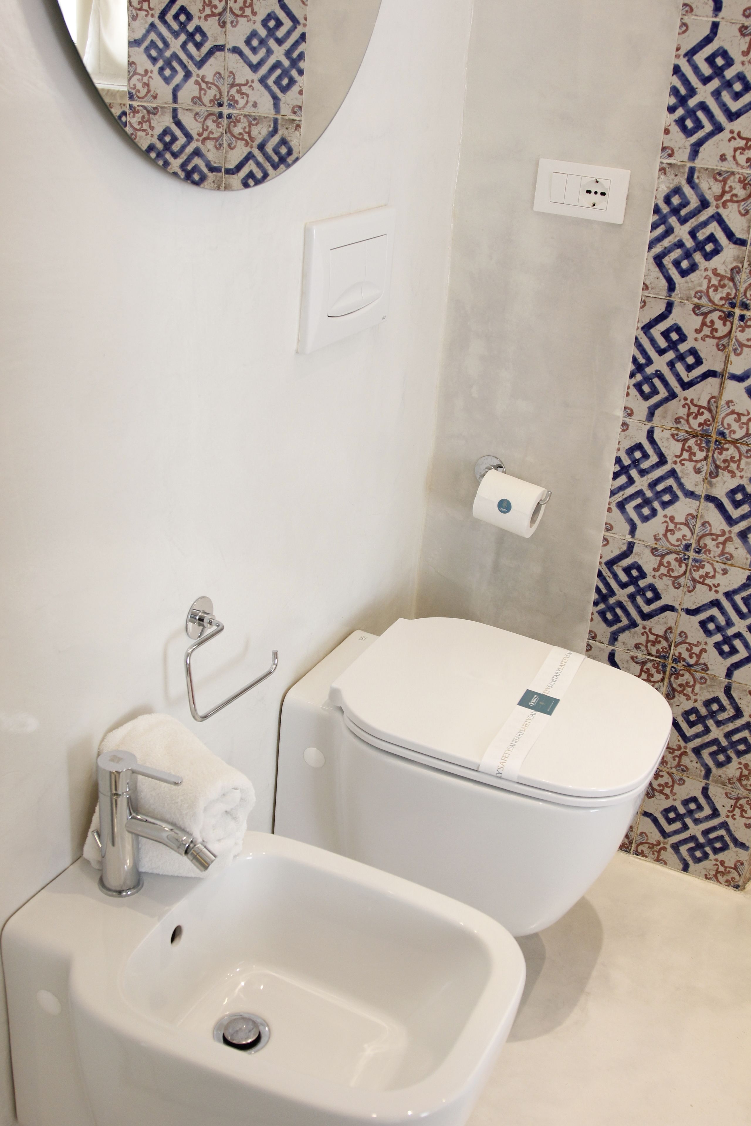 Ein Badezimmer mit Waschbecken, Toilette und Handtuchhalter.