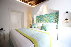 Deluxe kamer, 1 kingsize bed | 1 slaapkamer, een minibar, een kluis op de kamer, geluiddichte muren