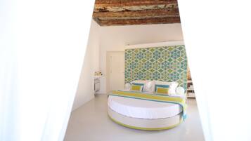 Una camera da letto con un letto rotondo, un muro decorato e un soffitto in legno.