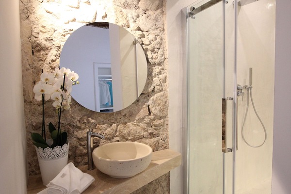 Deluxe-Zimmer, 1 King-Bett | Badezimmer | Dusche, Regendusche, kostenlose Toilettenartikel, Haartrockner