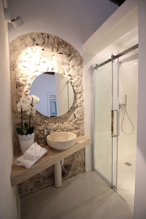 Deluxe Room, 1 King Bed | Bathroom | Shower, rainfall showerhead, free toiletries, hair dryer - I Soffitti Dimora Esclusiva (Tropea)