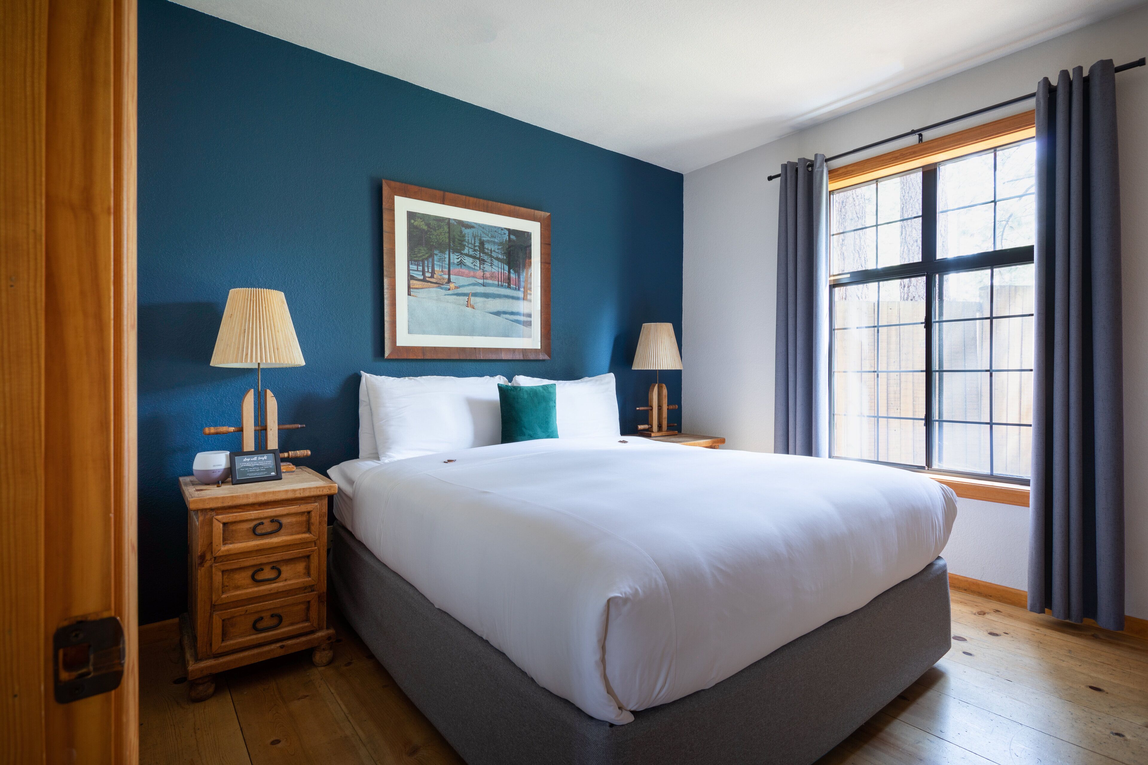 Chalet rustique, Plusieurs lits, cuisinette, vue sur le jardin | 1 chambre, fer et planche à repasser, accès au Wi-Fi (inclus)