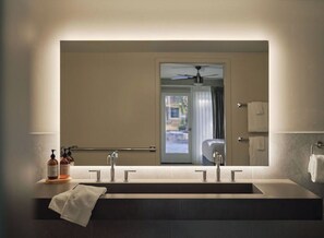 Deluxe Suite | Bathroom | Shower, free toiletries, bathrobes, towels