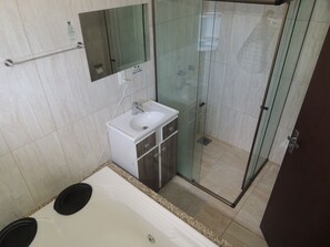 Premium Room | Bathroom | Shower, free toiletries, towels, soap